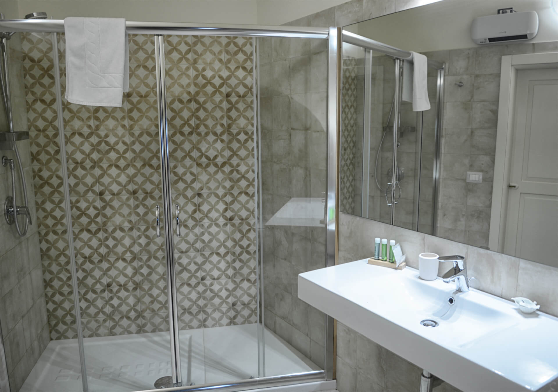 Bagno con doccia camera tripla Vaniglia b&b Sine Tempore Manduria